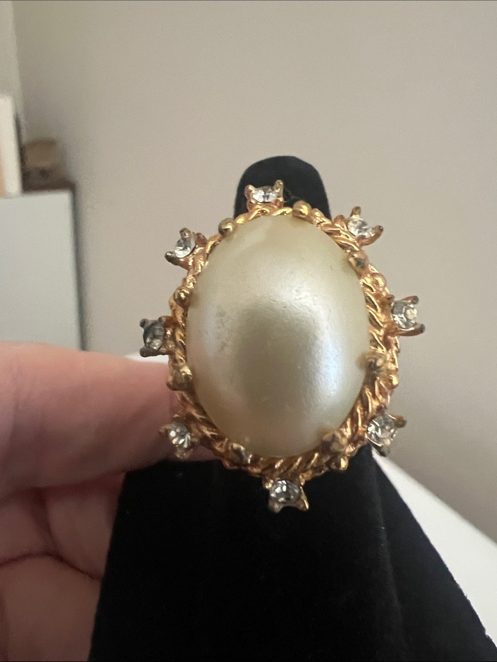 Extremely Elegant Golden Pearlized Ring with Crystals Size 6 - Vintage